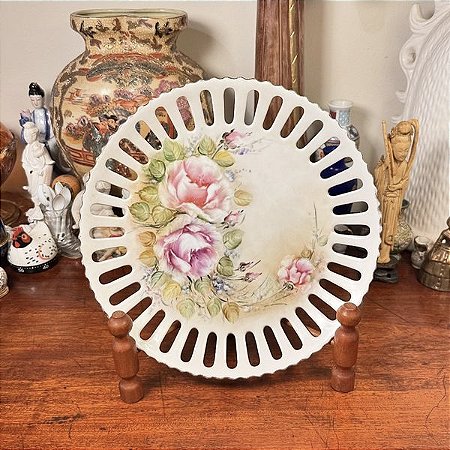 Prato decorativo fenestrado em porcelana Schmidt 1972.