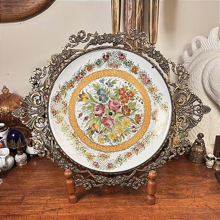Prato decorativo em porcelana com moldura em metal.