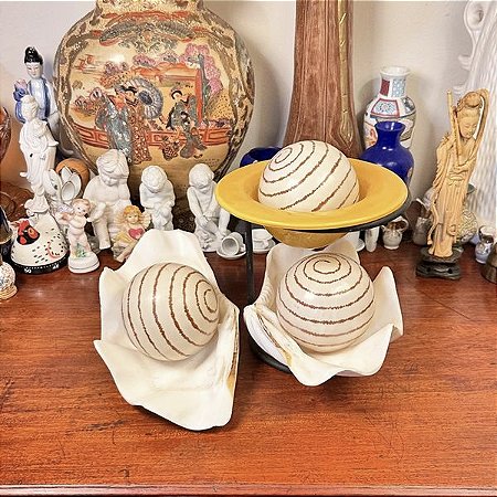 Antigo conjunto de esferas decorativo.