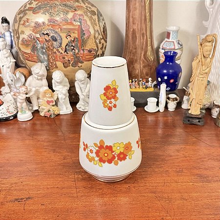 Antiga moringa e copo em porcelana
