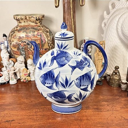 Grande bule decorativo em porcelana.