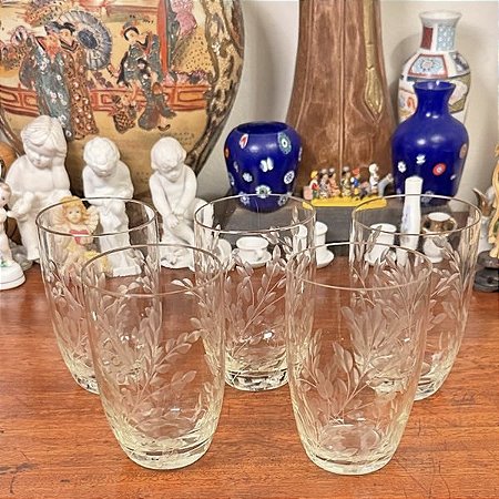 Conjunto com 5 antigos copos em vidro fino.