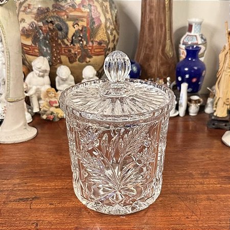 Bomboniere de cristal finamente lapidada.