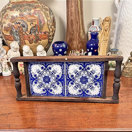 Pequena bandeja em madeira e azulejo.