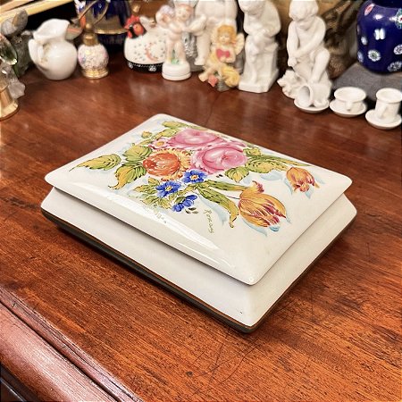 Porta-joias em antiga porcelana pintado à mão.