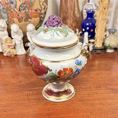 Potiche em porcelana flores e frutas.