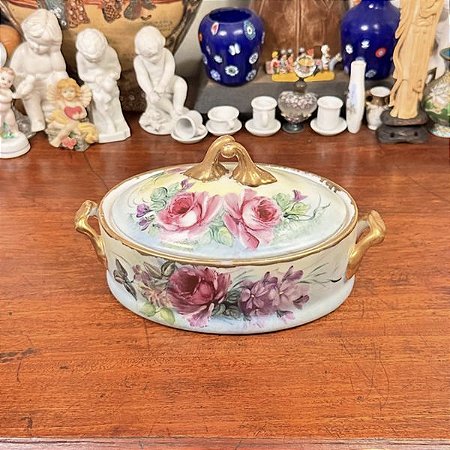 Antiga caixa em porcelana.