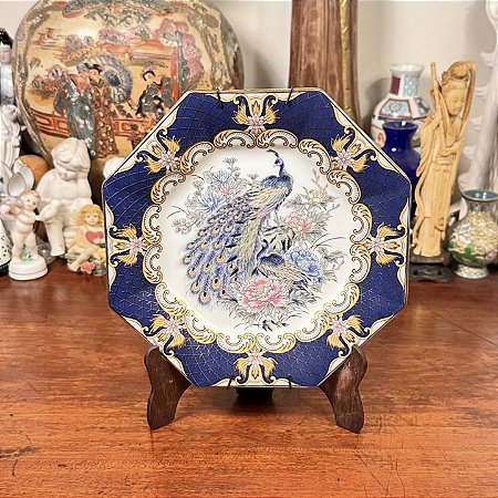 Prato oitavado em antiga porcelana japonesa.