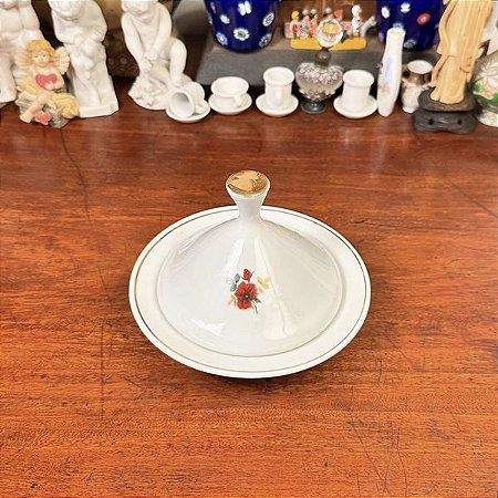 Mantegueira em antiga porcelana Pozzani.