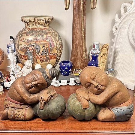Par esculturas em madeira pequenos Budas.