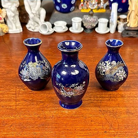 Conjunto pequenos vasos porcelana japonesa.