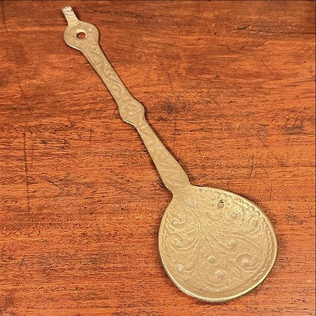 Antiga colher decorativa em bronze.