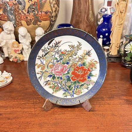 Antigo prato decorativo em porcelana japonesa.