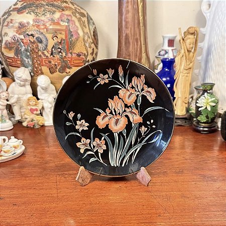 Prato decorativo em porcelana japonesa.