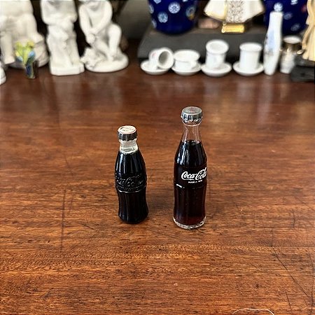 Par de antigas garrafinhas da Coca cola.