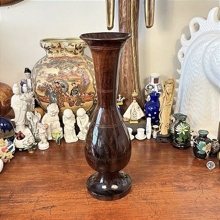Vaso esculpido em madeira nobre.