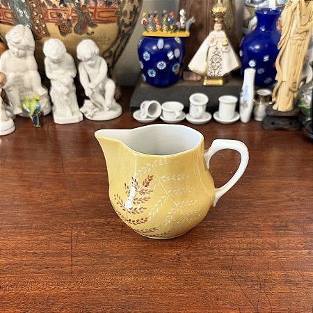 Cremeira em porcelana pintada à mão.