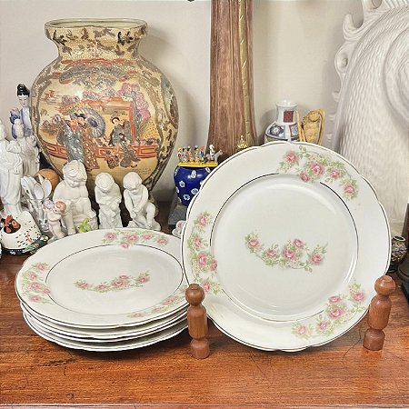 Conjunto com 5 pratos porcelana Real.