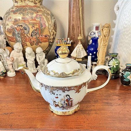 Elegante bule de café em antiga porcelana Real.