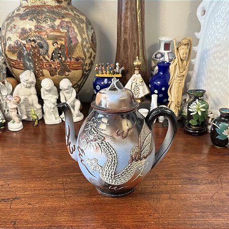 Bule em porcelana japonesa do tipo casca de ovo.