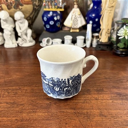 xícara de chá em porcelana inglesa