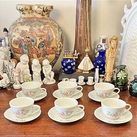 Conjunto xícaras de café em porcelana branca.