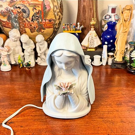 Luminária em porcelana fria.