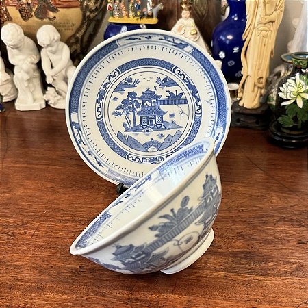 Tigelinha em porcelana oriental com prato de apoio.