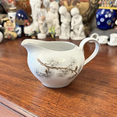 Molheira em antiga porcelana oriental.