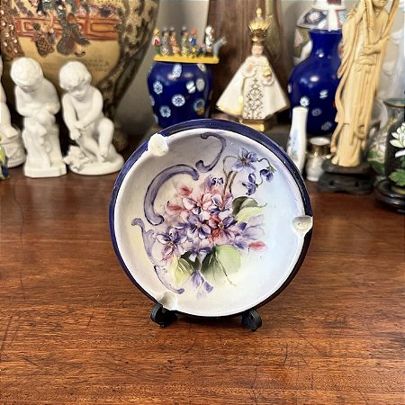Cinzeiro antigo em porcelana.