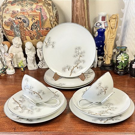 Conjunto 1 prato de sobremesa e uma xícara de chá em porcelana oriental.