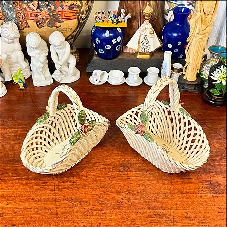 Delicado cesto em antiga porcelana trançada.