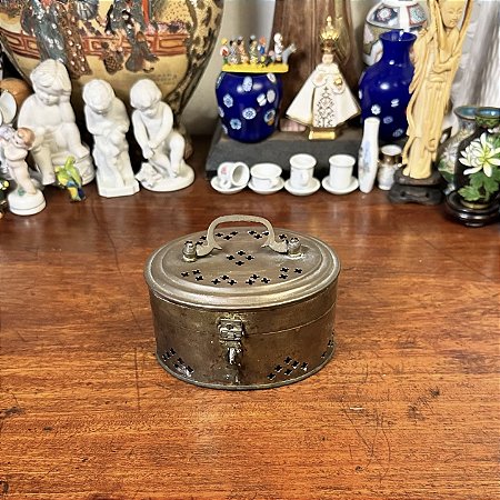 Antiga caixa em metal com decoração vazada.