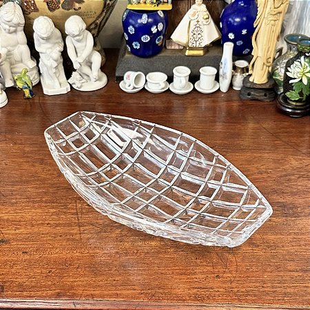 Elegante centro de mesa em cristal com rica lapidação.