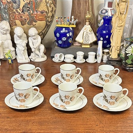 Xícaras em antiga porcelana Polovi.