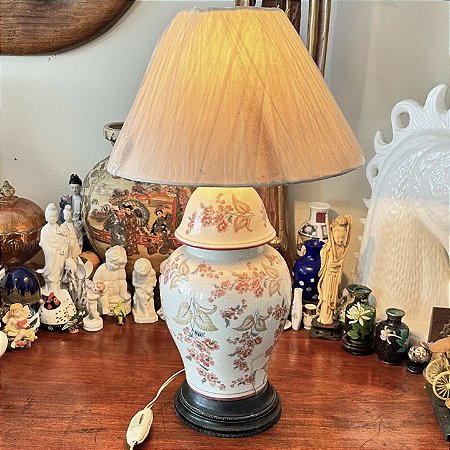 Abajur antigo em porcelana italiana com base em metal.