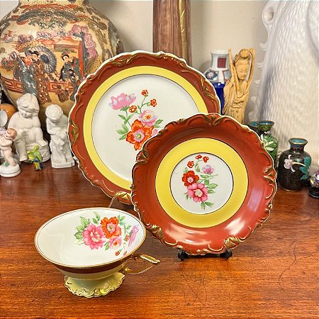 Conjunto em antiga porcelana Real.