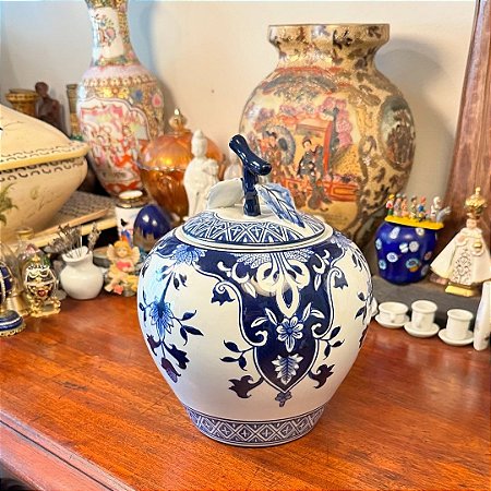 Potiche em porcelana branca.
