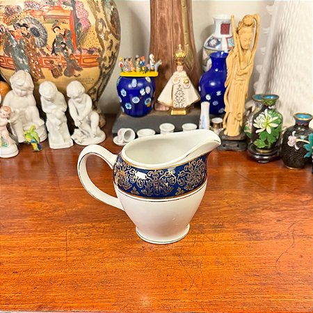 Cremeira em antiga porcelana inglesa.