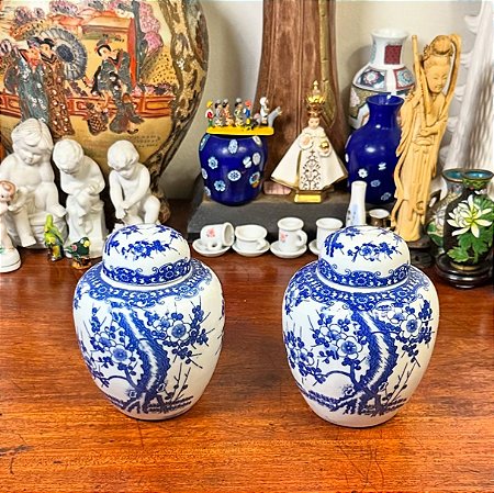 Par de potiches em antiga porcelana.