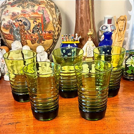 Conjunto com 5 antigos copos em vidro.
