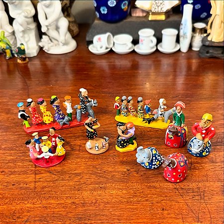 Conjunto escultórico de miniaturas em barro.