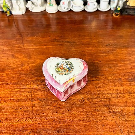 Delicado porta-joias em antiga porcelana.