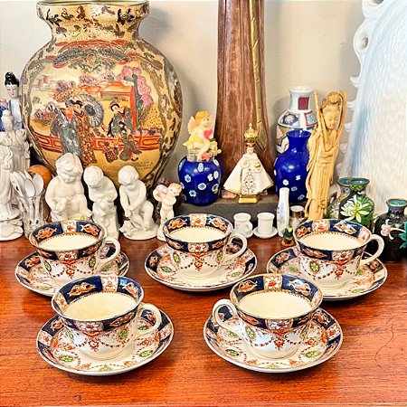 Conjunto de 5 xícaras de chá em fina porcelana inglesa antiga.