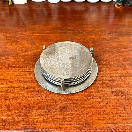 Elegante conjunto antigo de descansos para copos em metal.