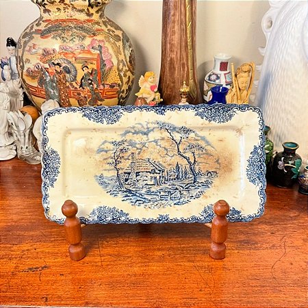 Travessa em antiga porcelana inglesa.