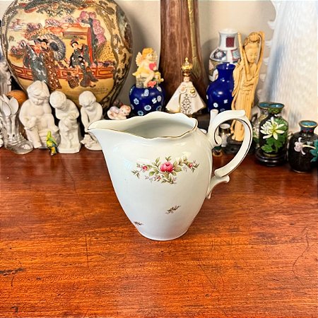 Leiteira em antiga porcelana Renner.