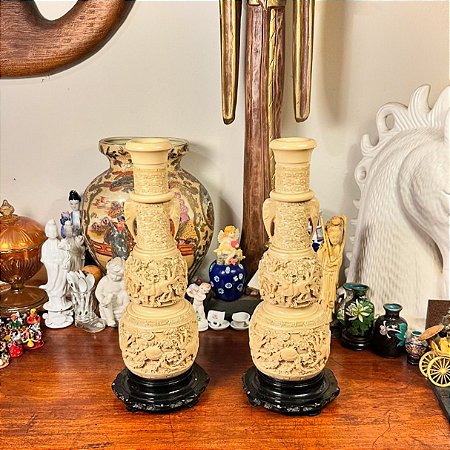 Par de vasos orientais em resina.