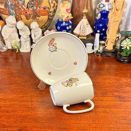 Delicada xícara estilo ‘canequinha’ em antiga porcelana.