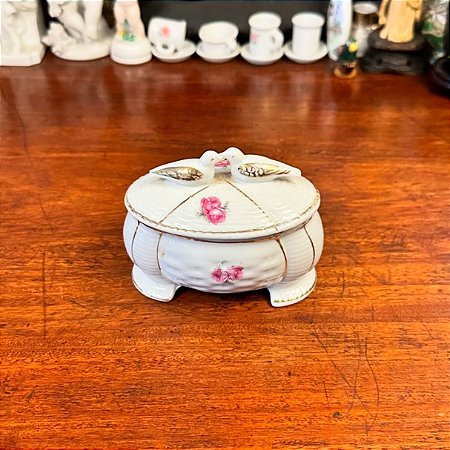 Caixinha de porcelana antiga para joias.